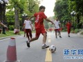 可以进去学校踢足球吗，可以进去学校踢足球吗英语