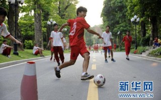 可以进去学校踢足球吗，可以进去学校踢足球吗英语